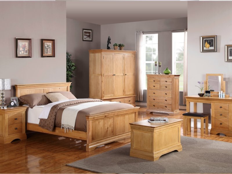 classic oak bedroom furniture emphasising versitility of oak